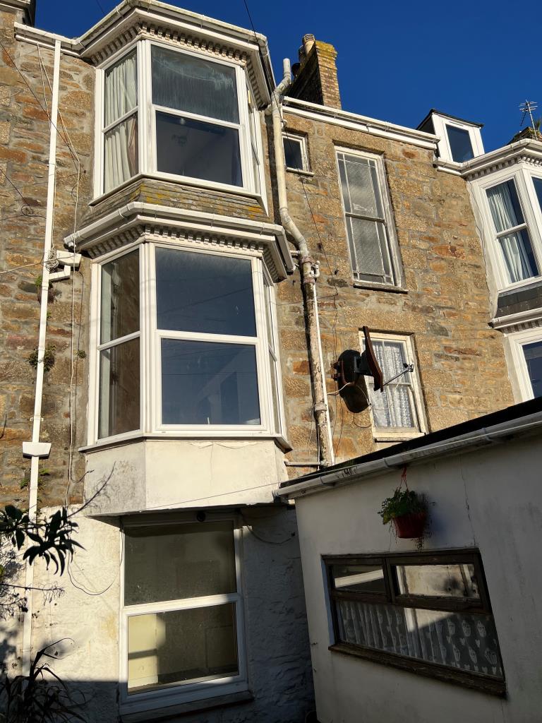 Lot: 113 - LARGE TOWN HOUSE DIVIDED INTO FLATS -